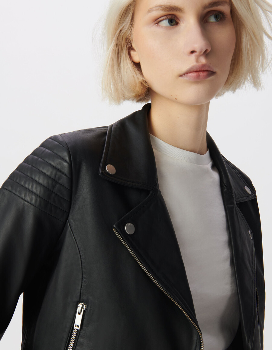 giacca corta in pelle nera da donna con spalle imbottite