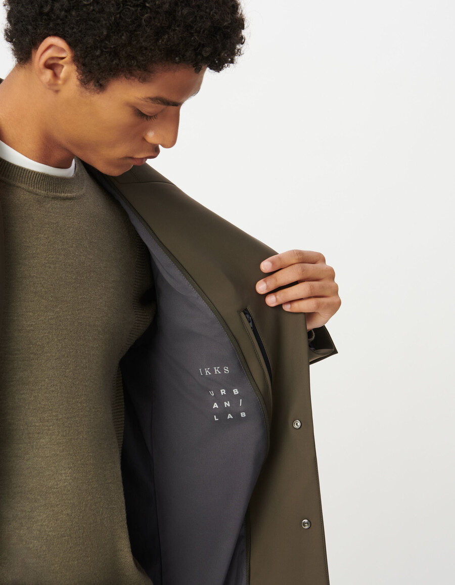 parka beige da uomo con rivestimento nero rimovibile e facile da pulire