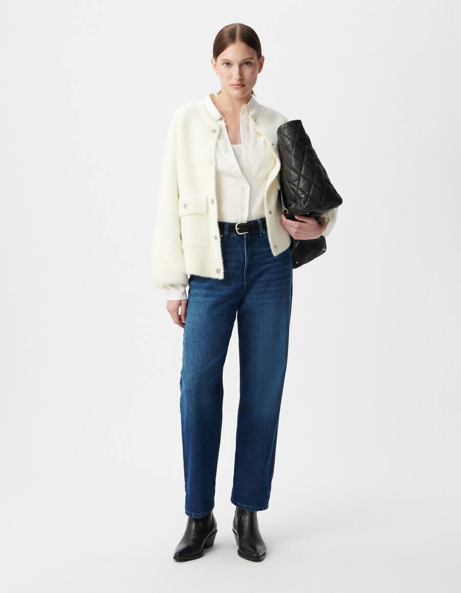 cardigan bianco soffice in maglia da donna con tasche con patta e bottone automatico