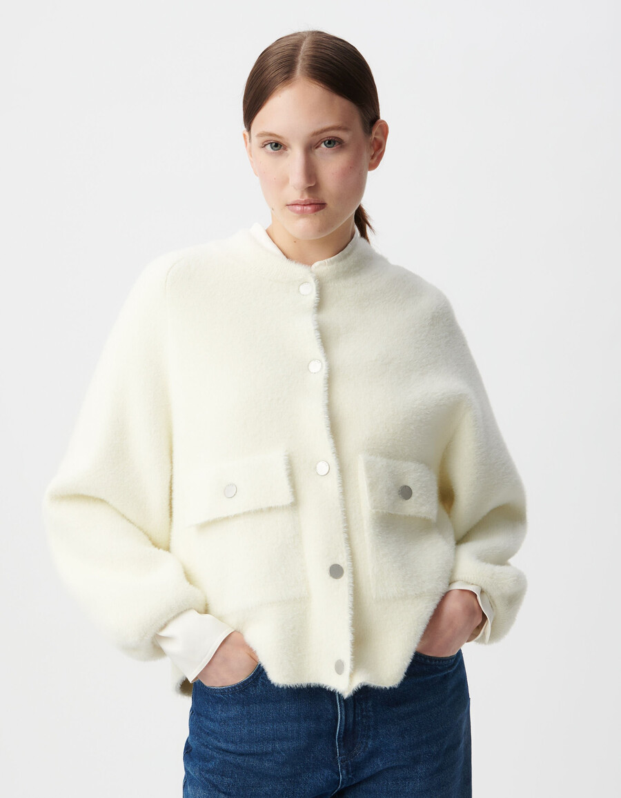 cardigan bianco soffice in maglia da donna con tasche con patta e bottone automatico