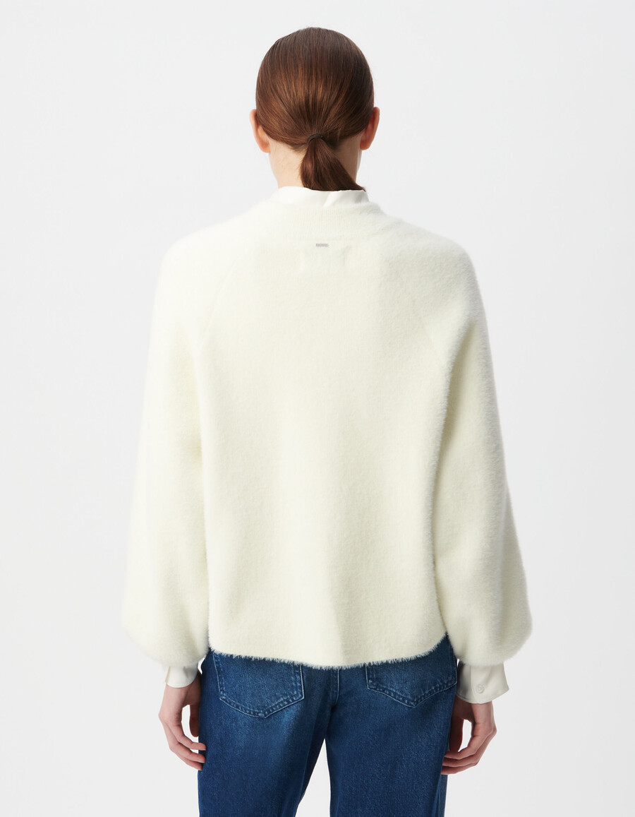 cardigan bianco soffice in maglia da donna con tasche con patta e bottone automatico