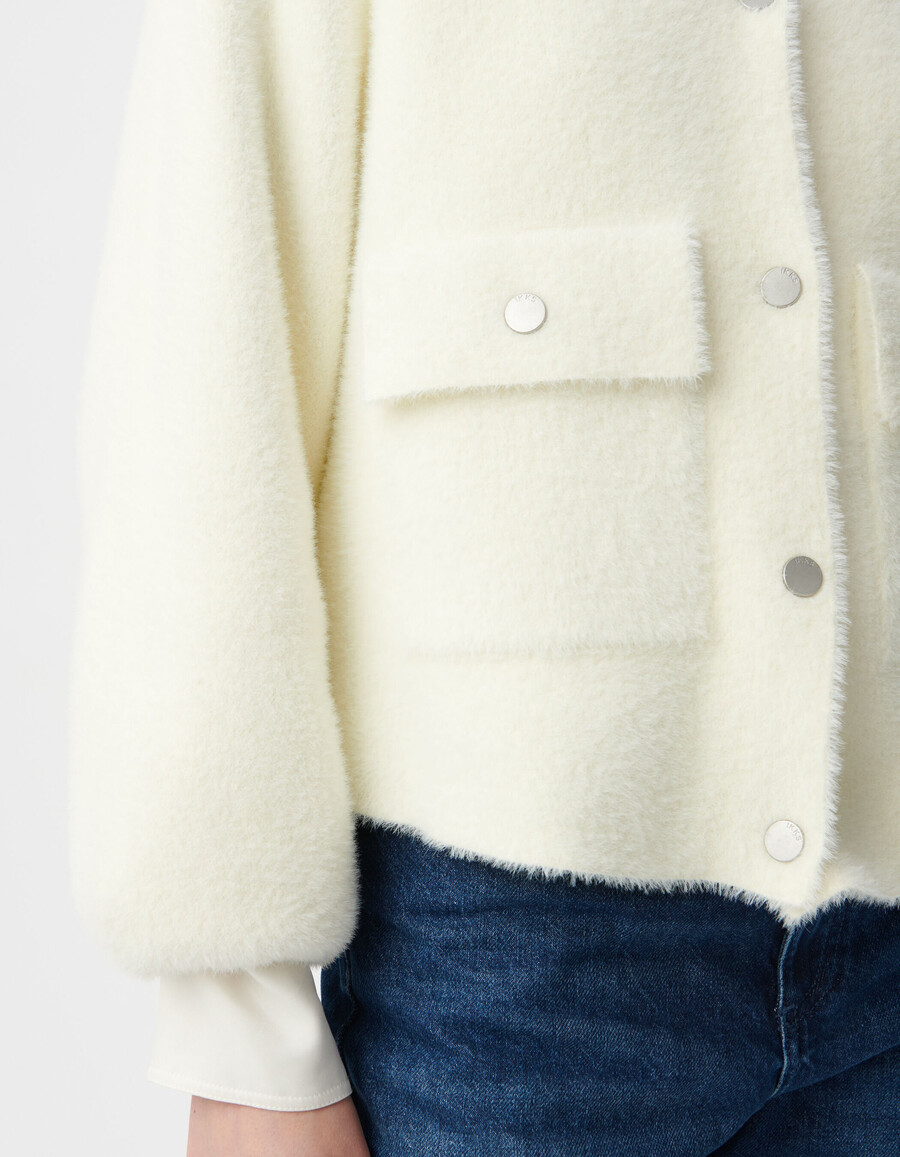 cardigan bianco soffice in maglia da donna con tasche con patta e bottone automatico