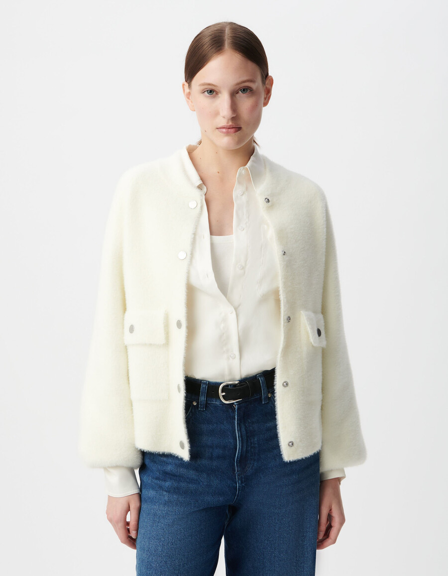 cardigan bianco soffice in maglia da donna con tasche con patta e bottone automatico