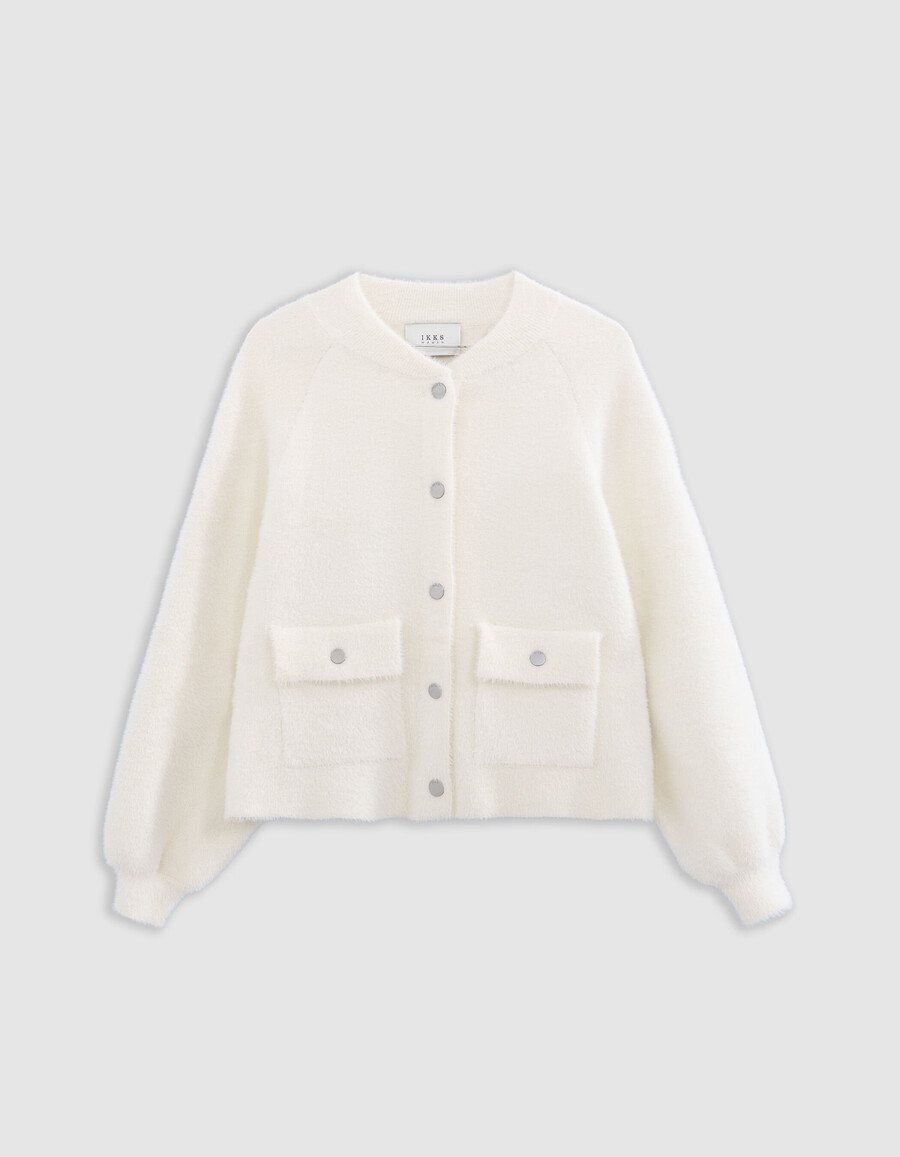 cardigan bianco soffice in maglia da donna con tasche con patta e bottone automatico