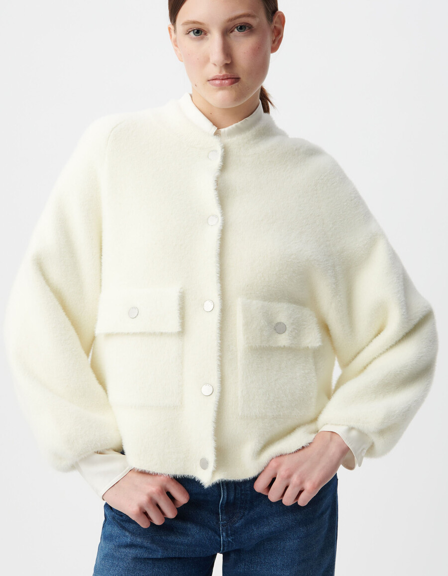 cardigan bianco soffice in maglia da donna con tasche con patta e bottone automatico