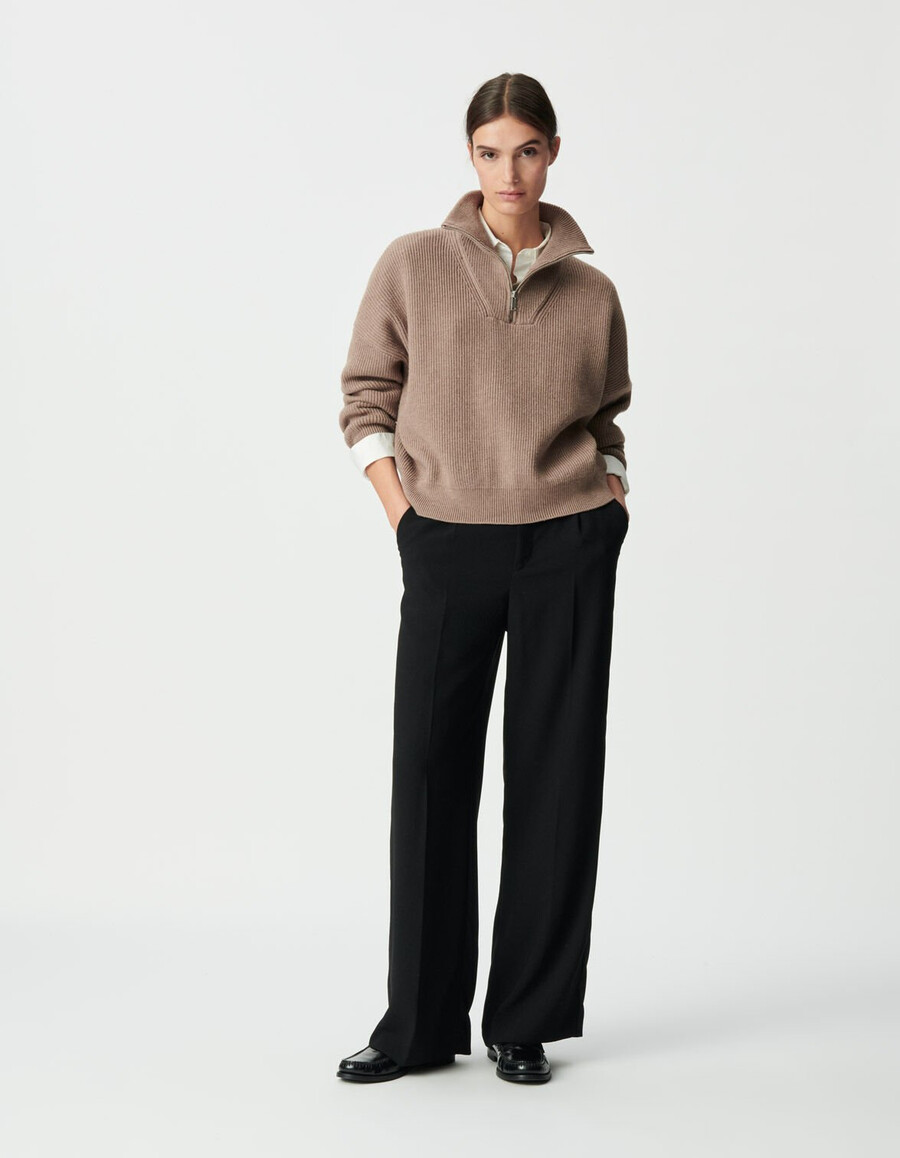 maglione da donna beige a coste con cerniera sul collo