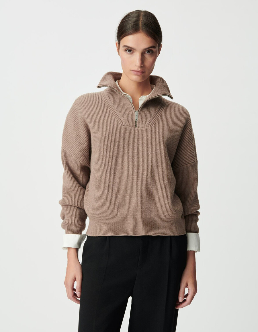 maglione da donna beige a coste con cerniera sul collo