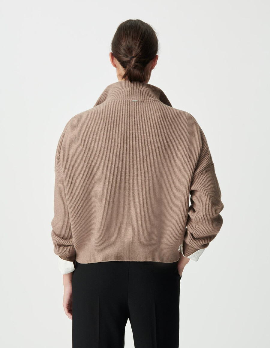 maglione da donna beige a coste con cerniera sul collo