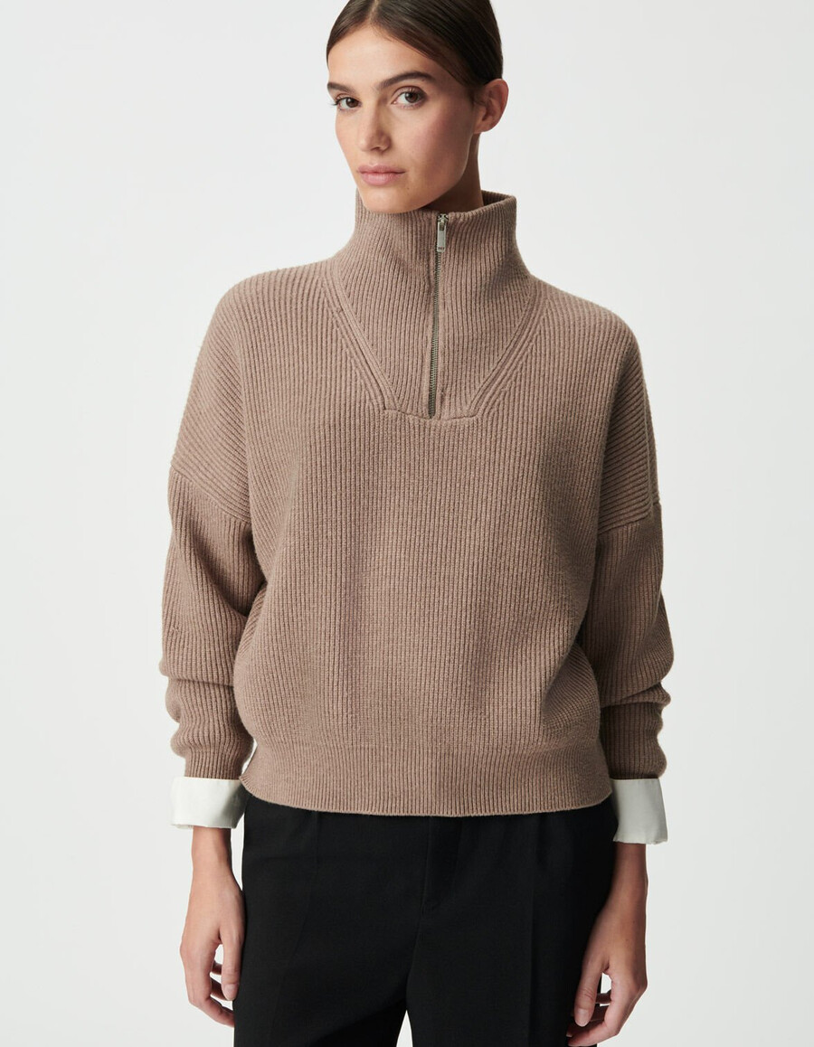 maglione da donna beige a coste con cerniera sul collo