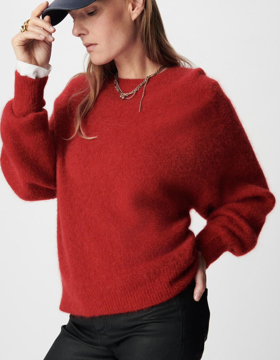 maglione rosso da donna con maniche a pipistrello