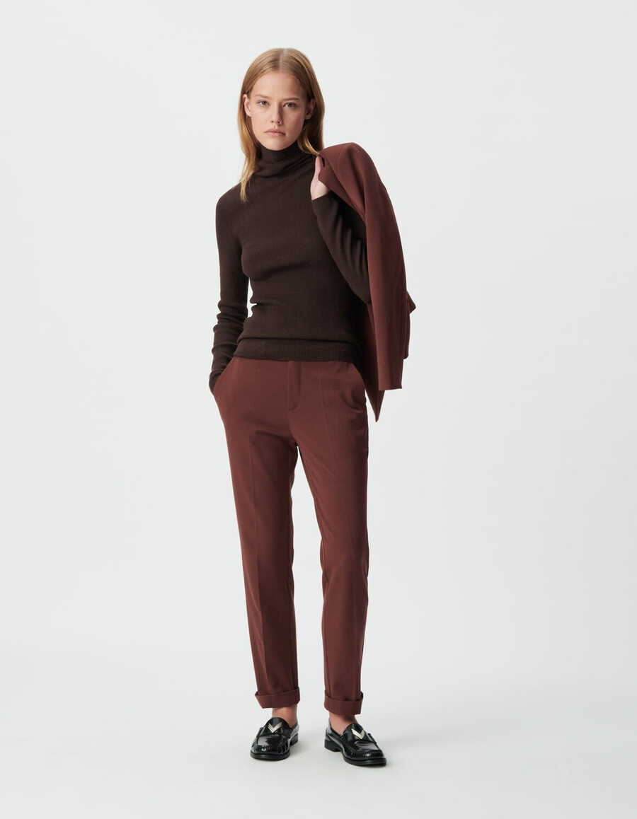 maglione a collo alto in maglia marrone da donna