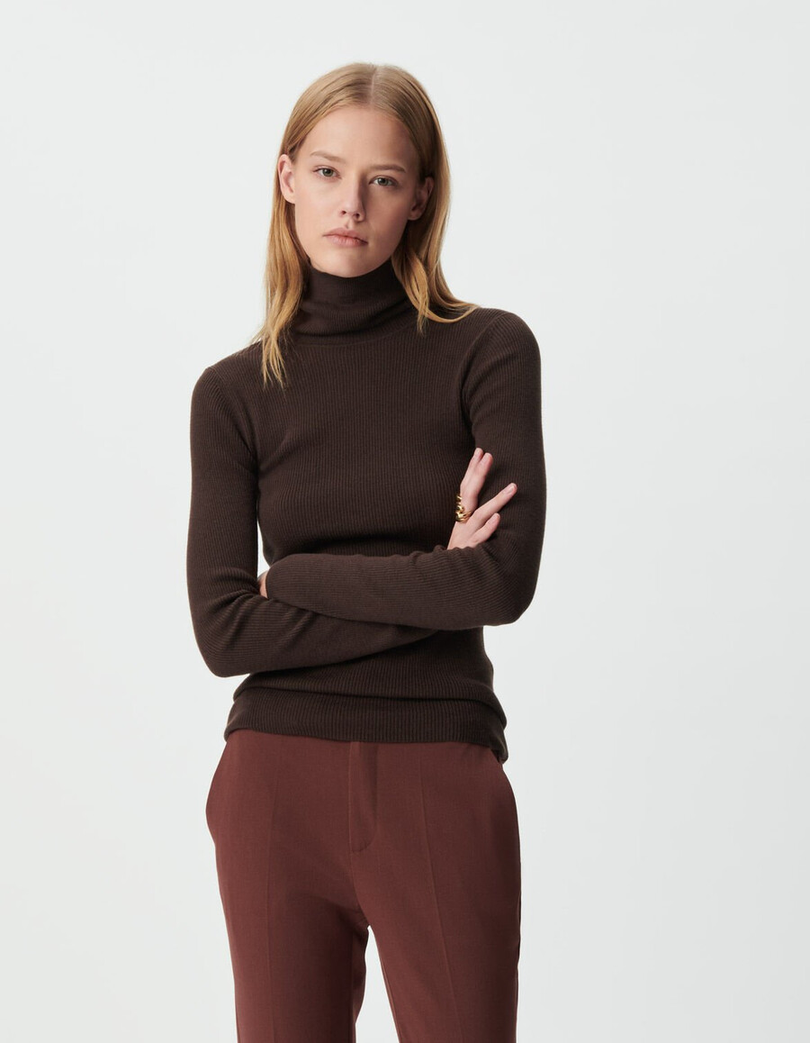 maglione a collo alto in maglia marrone da donna