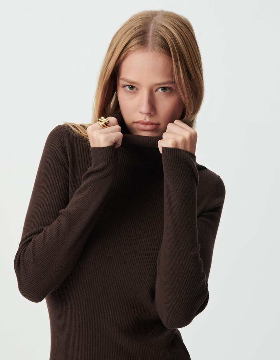 maglione a collo alto in maglia marrone da donna