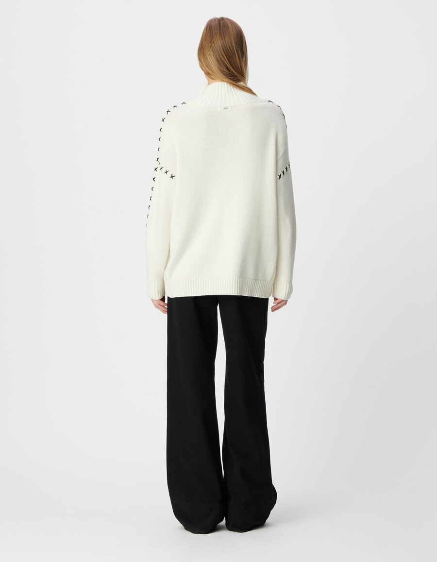 maglione bianco da donna in maglia con dettagli in pizzo sulle maniche
