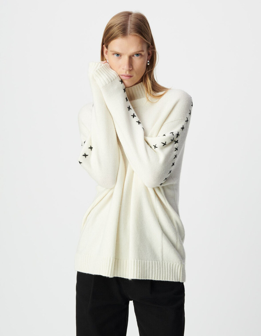 maglione bianco da donna in maglia con dettagli in pizzo sulle maniche