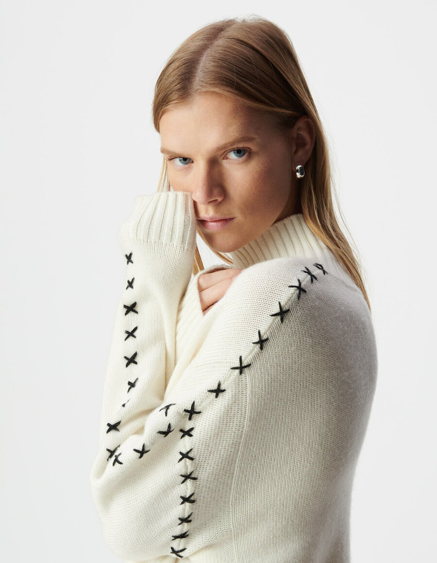 maglione bianco da donna in maglia con dettagli in pizzo sulle maniche