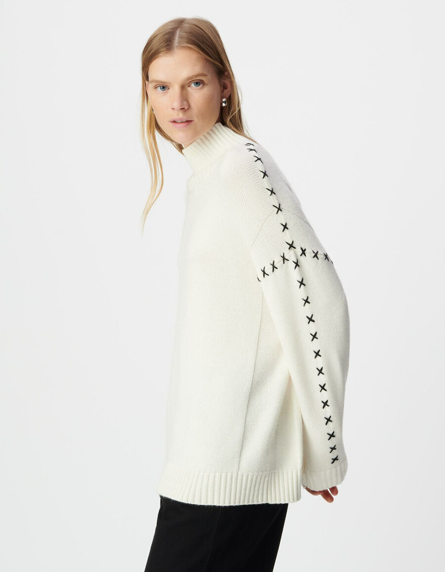 maglione bianco da donna in maglia con dettagli in pizzo sulle maniche