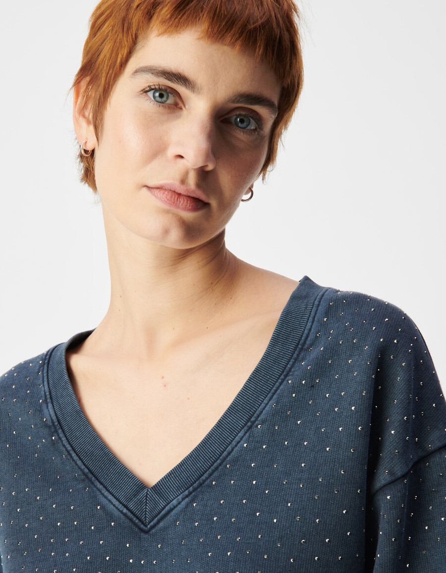 maglione da donna in cotone biologico blu navy con scollo a v e strass