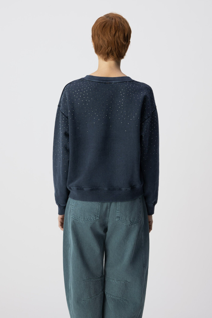 maglione da donna in cotone biologico blu navy con scollo a v e strass