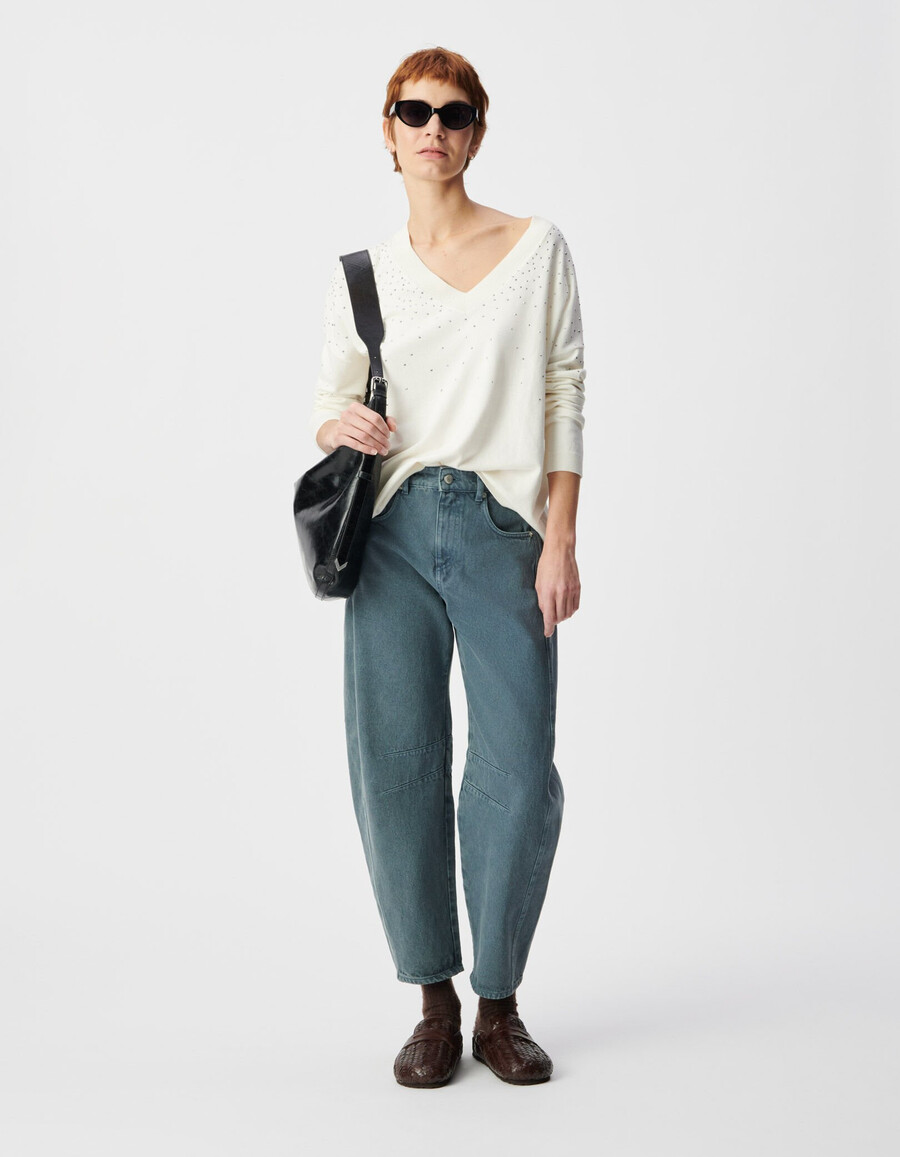 maglione bianco da donna lavorato a maglia con scollo a v e borchie
