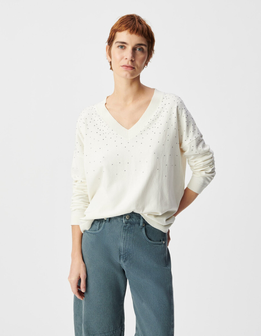 maglione bianco da donna lavorato a maglia con scollo a v e borchie