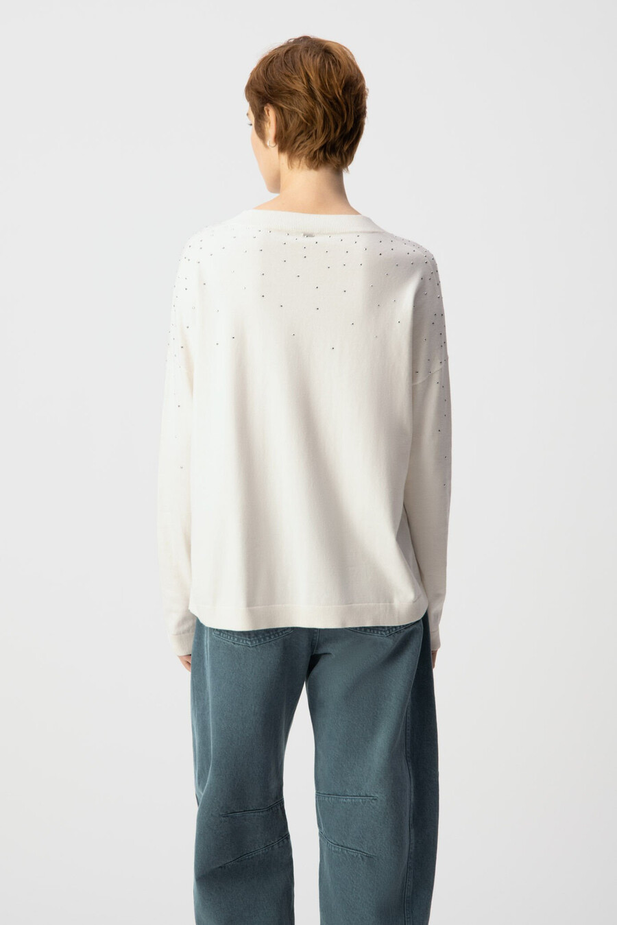 maglione bianco da donna lavorato a maglia con scollo a v e borchie