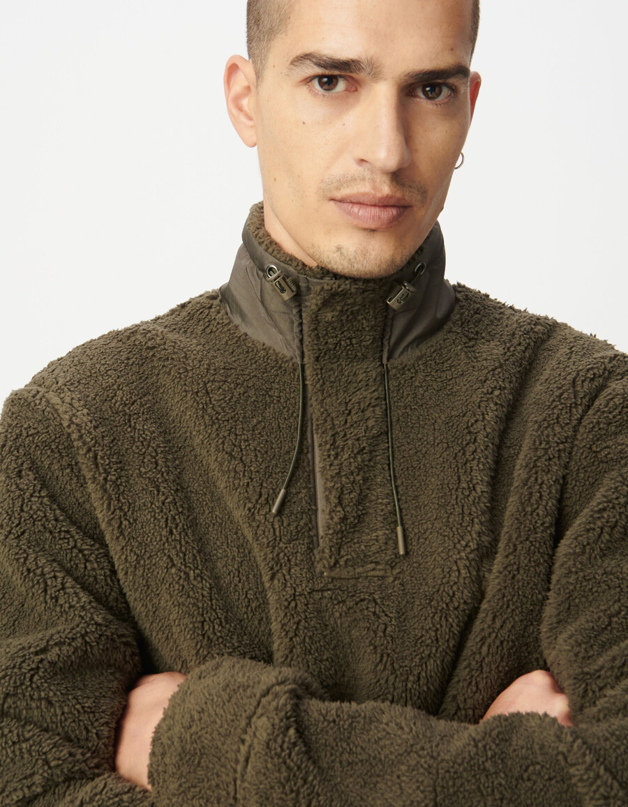 felpa da uomo in maglia sherpa color cachi con cerniera sul collo