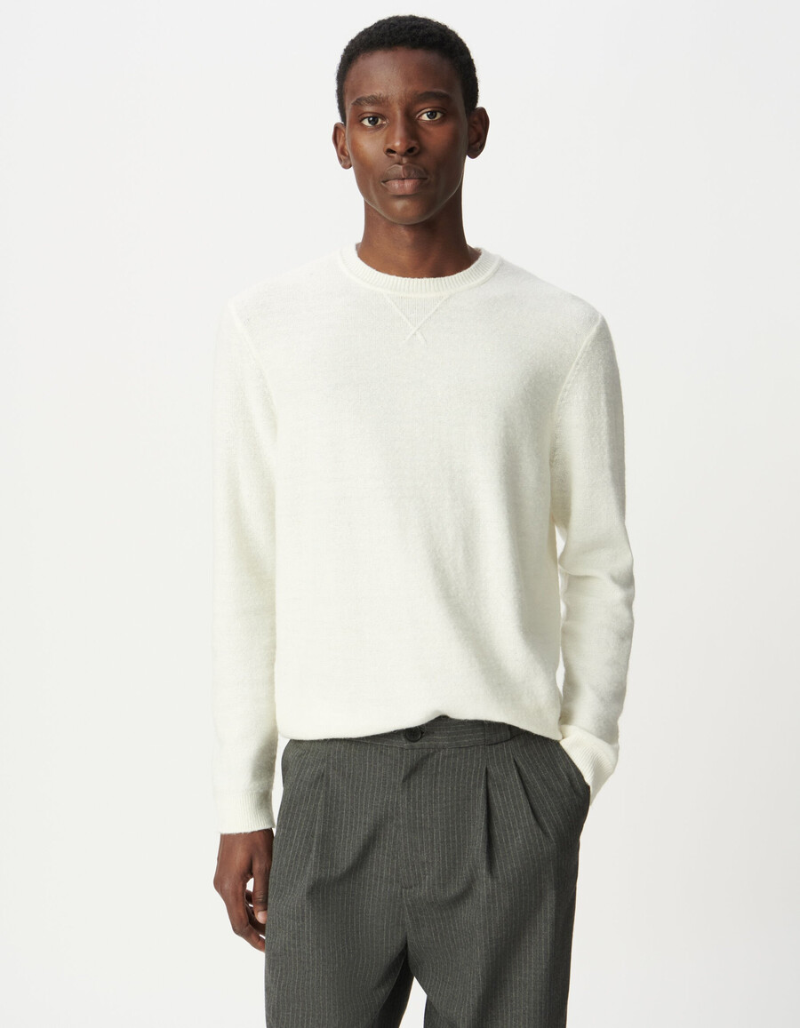 maglione da uomo in maglia écru con dettaglio decorativo sul collo
