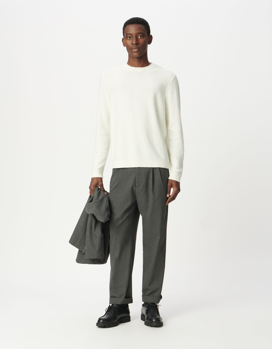 maglione da uomo in maglia écru con dettaglio decorativo sul collo