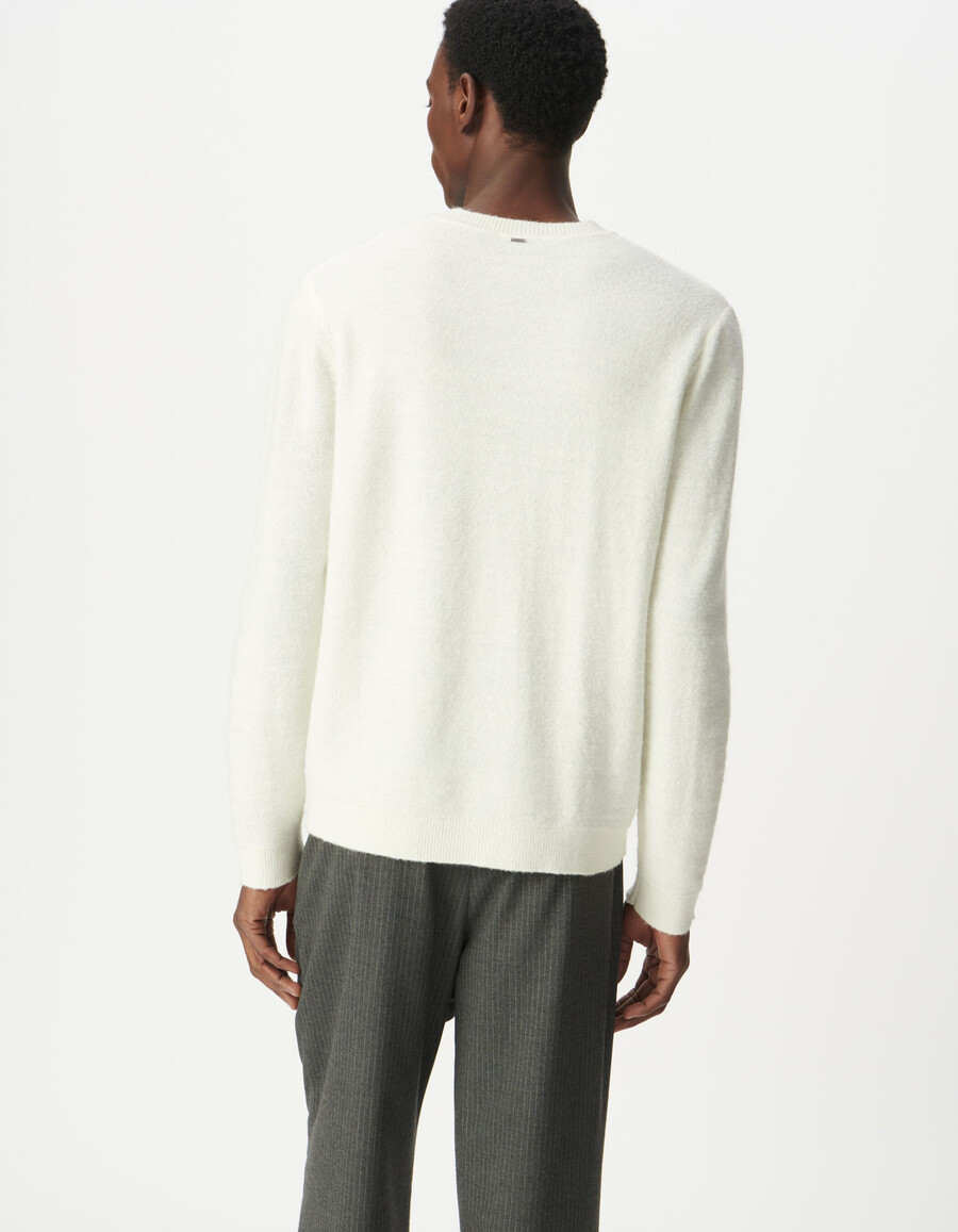 maglione da uomo in maglia écru con dettaglio decorativo sul collo