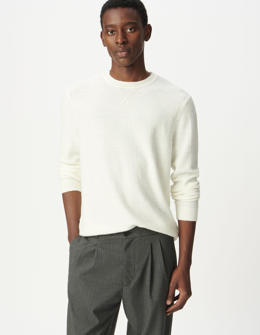 maglione da uomo in maglia écru con dettaglio decorativo sul collo