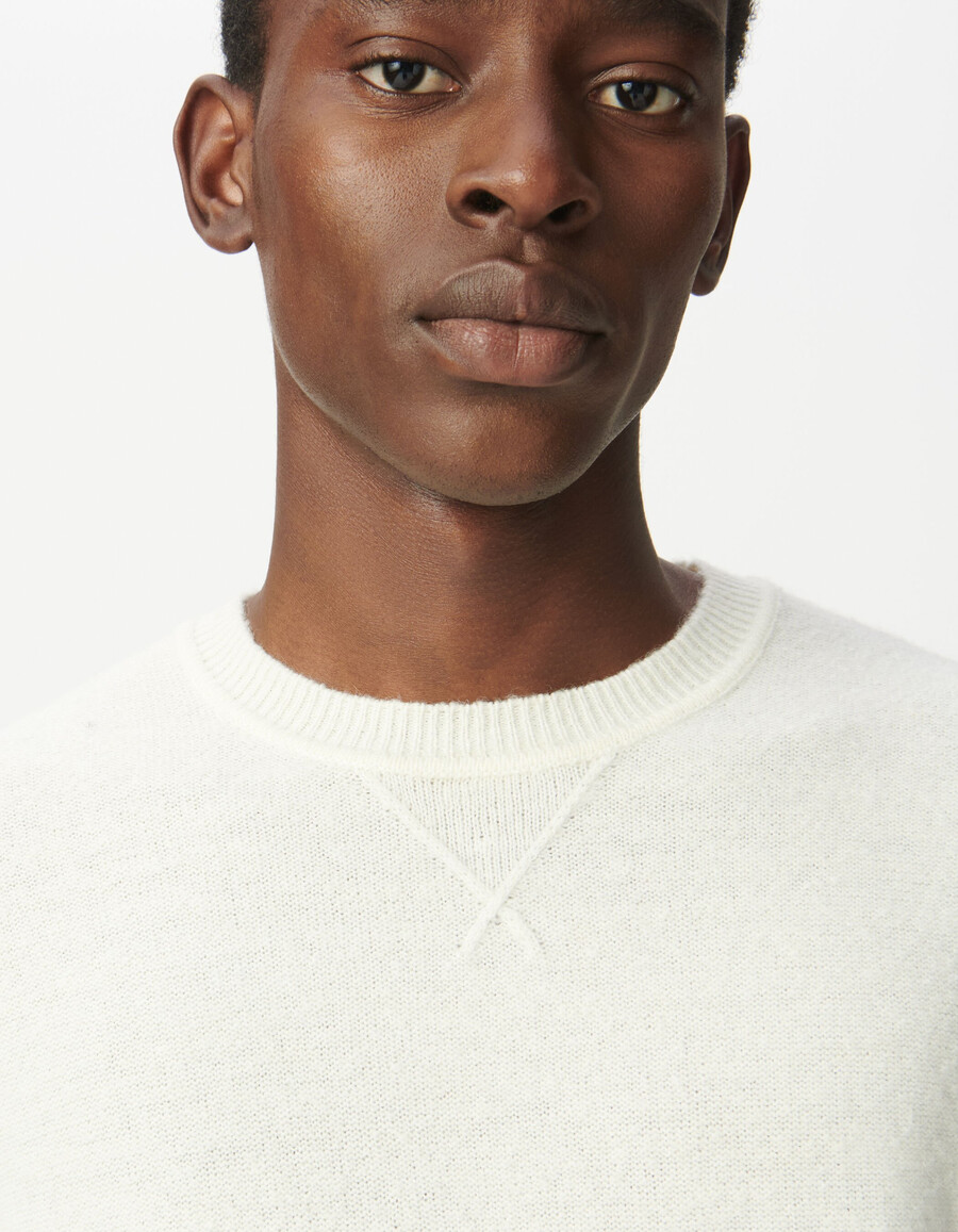 maglione da uomo in maglia écru con dettaglio decorativo sul collo
