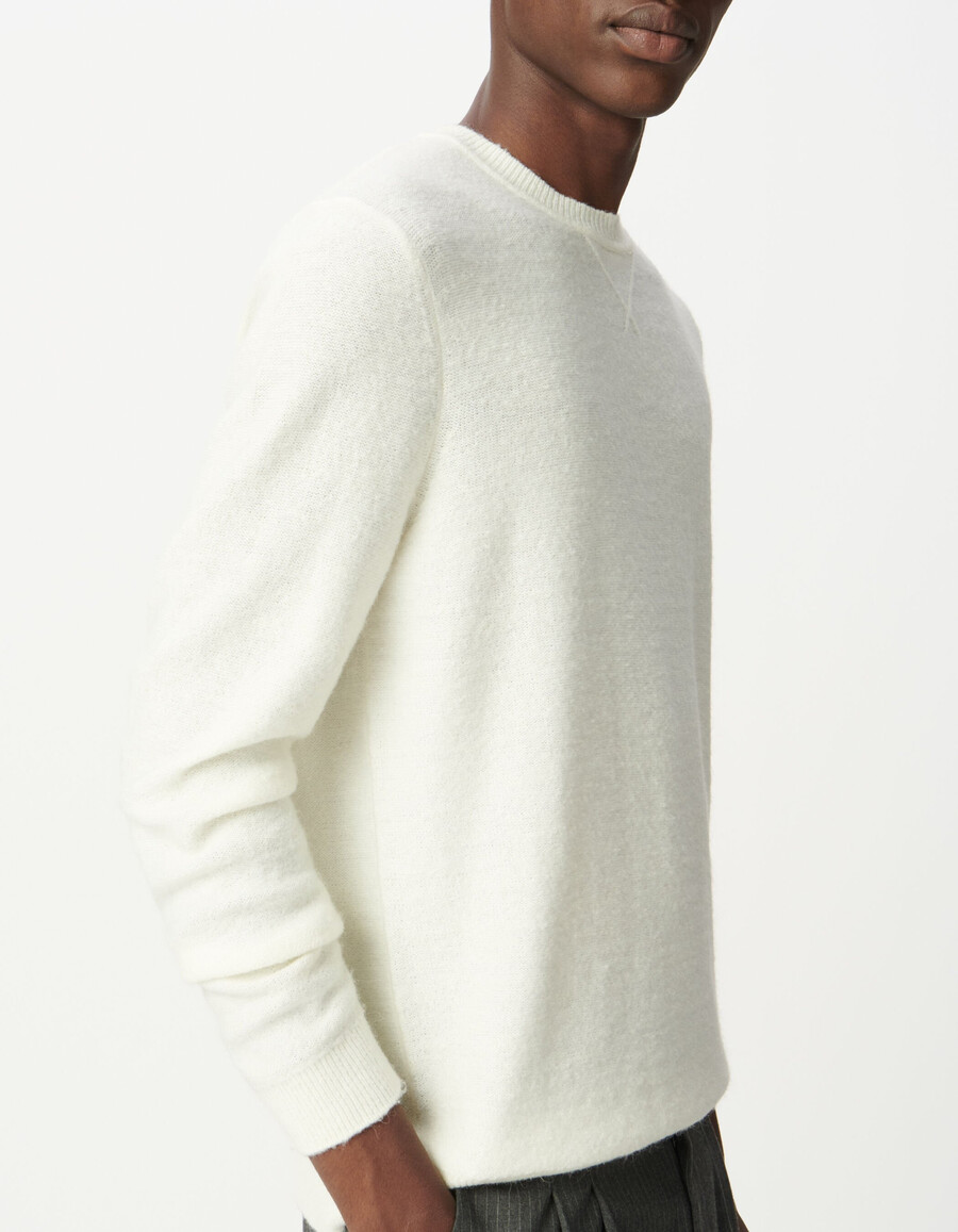 maglione da uomo in maglia écru con dettaglio decorativo sul collo