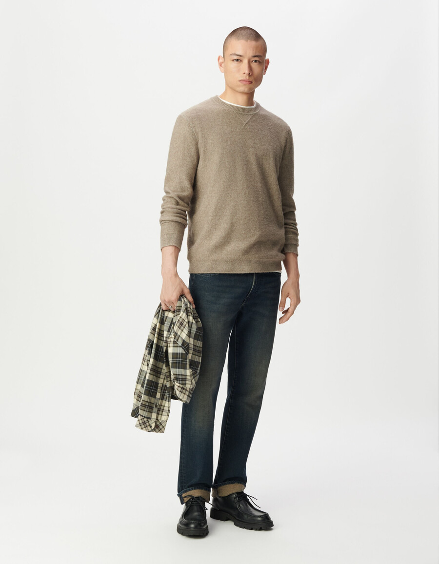 maglione beige da uomo con dettaglio decorativo sul collo