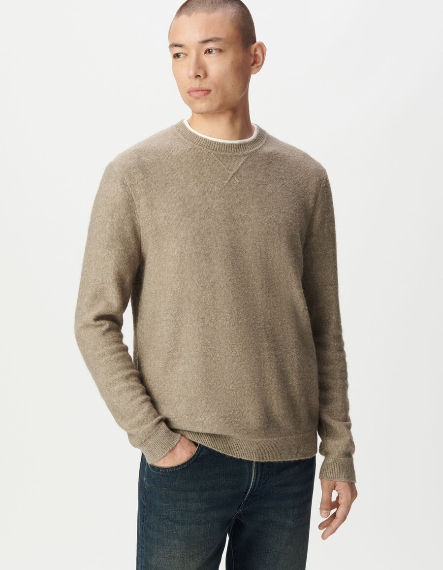 maglione beige da uomo con dettaglio decorativo sul collo
