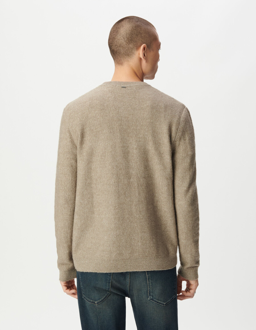 maglione beige da uomo con dettaglio decorativo sul collo