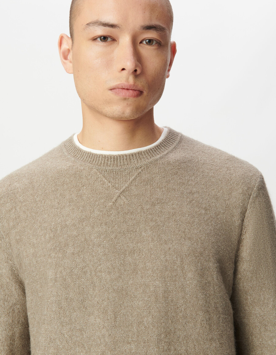 maglione beige da uomo con dettaglio decorativo sul collo