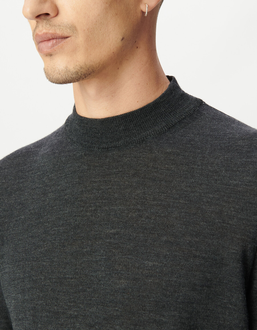 maglione grigio da uomo con collo a imbuto