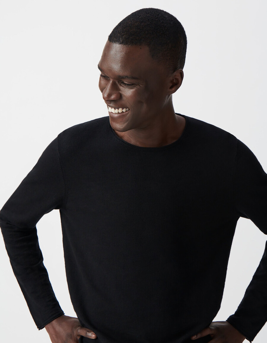maglione nero da uomo a maglia fine con bordi arrotolati
