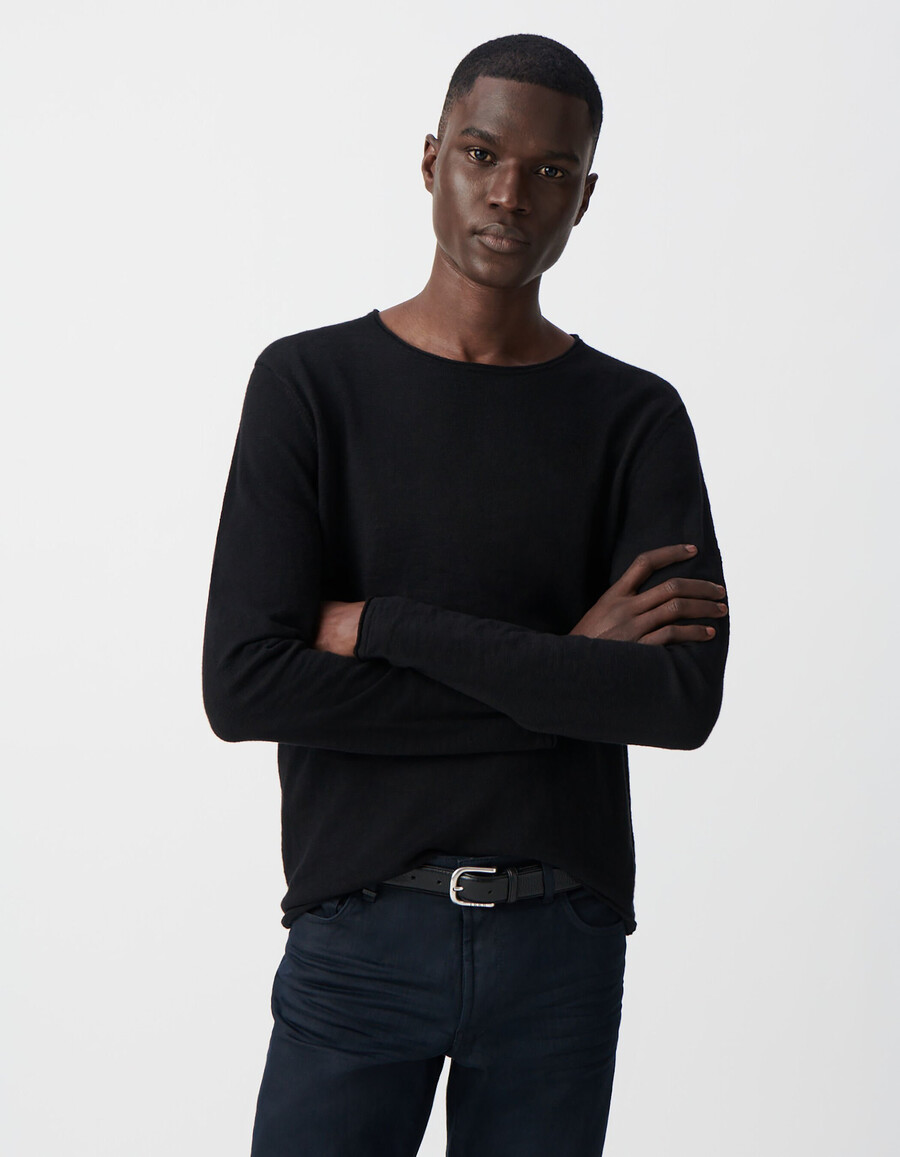 maglione nero da uomo a maglia fine con bordi arrotolati