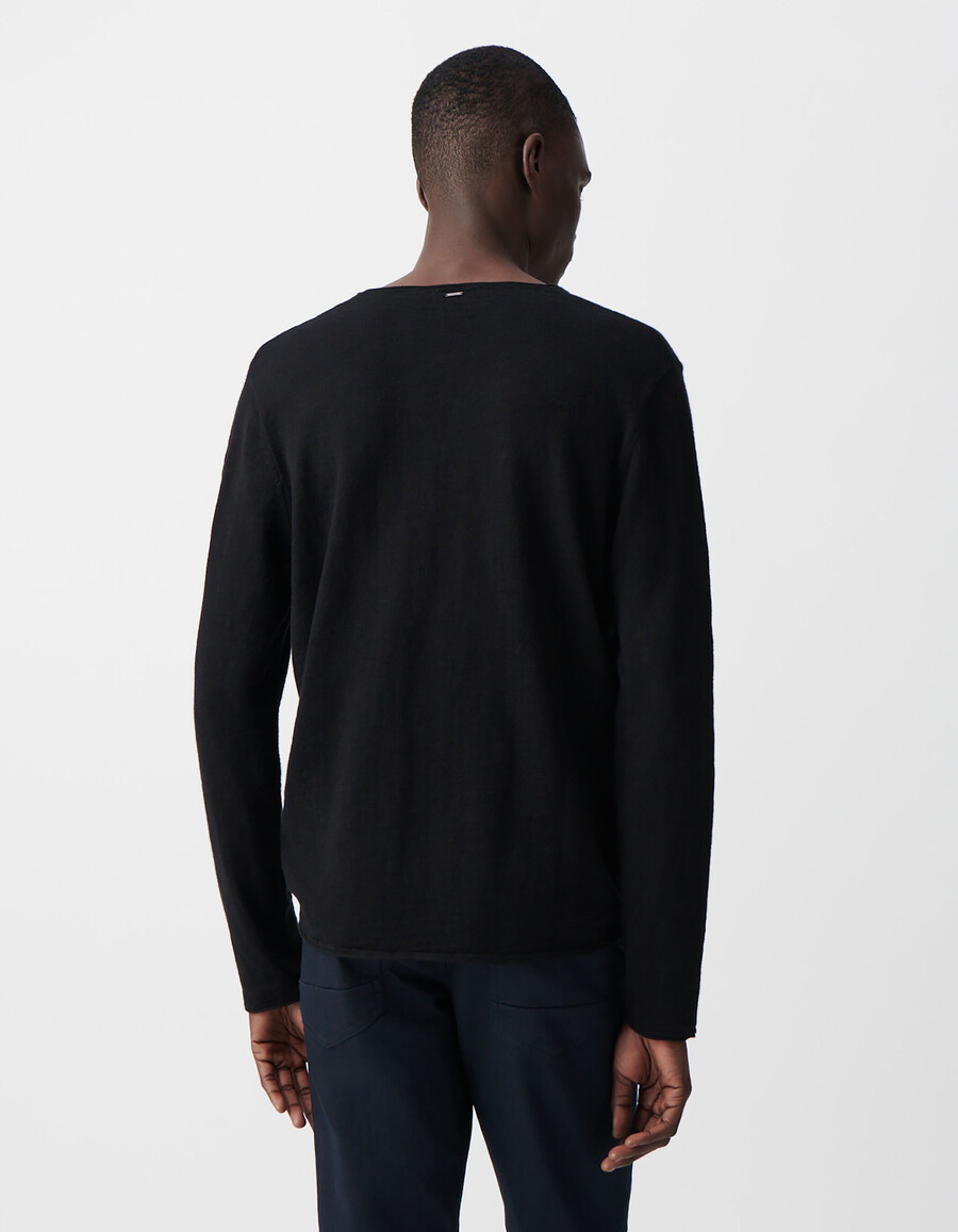 maglione nero da uomo a maglia fine con bordi arrotolati