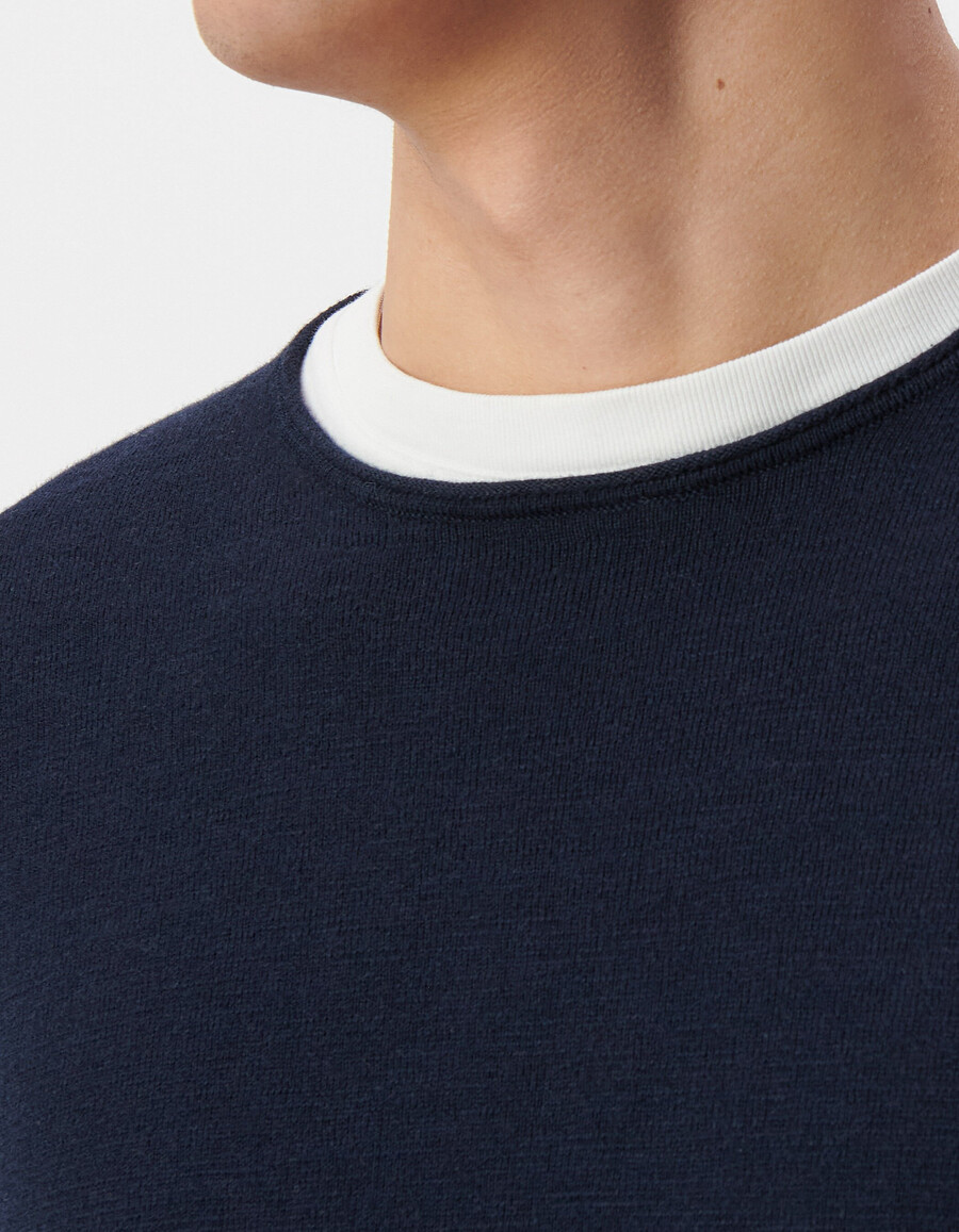 maglione blu navy a maglia fine da uomo con bordi arrotolati