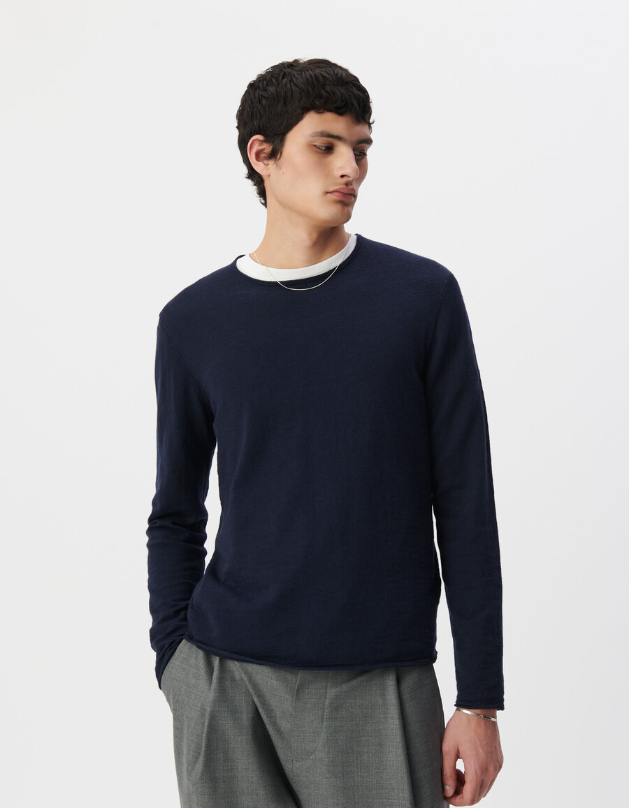 maglione blu navy a maglia fine da uomo con bordi arrotolati