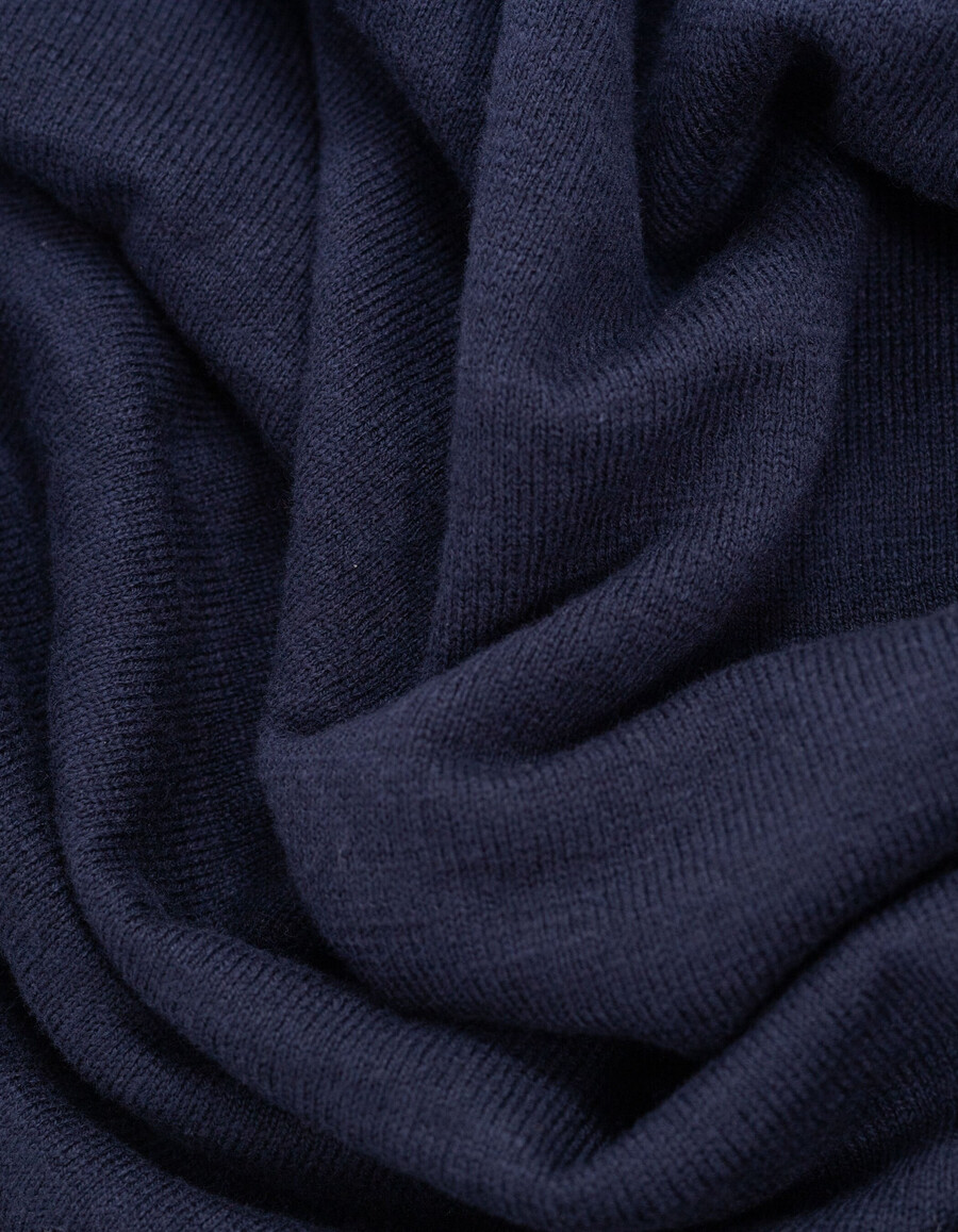 maglione blu navy a maglia fine da uomo con bordi arrotolati