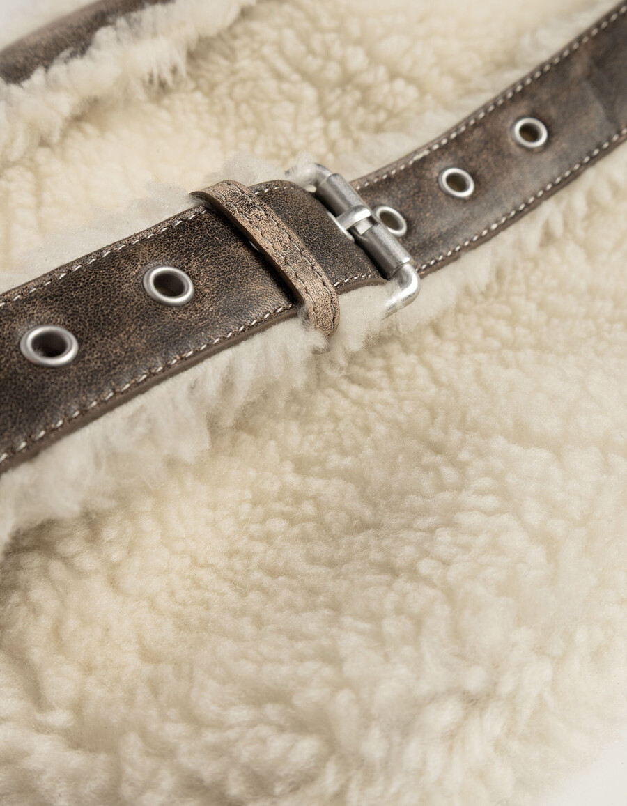 marsupio da donna in misto pelle e shearling bianco sporco