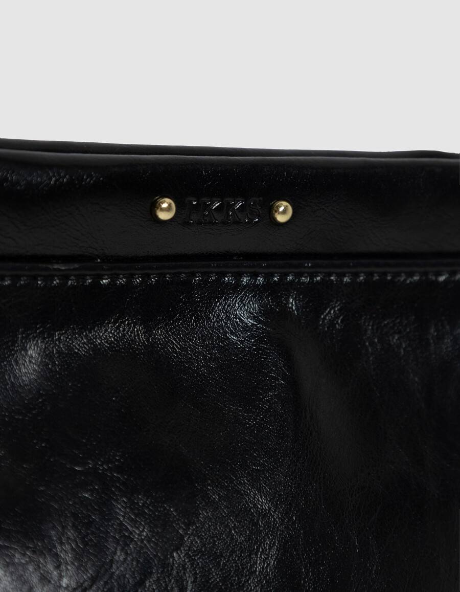 borsa a mano con frange in pelle smaltata nera da donna