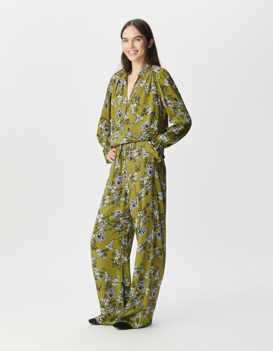 blusa verde fluida da donna con stampa floreale