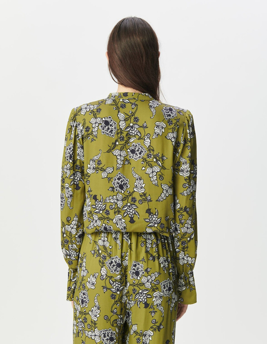 blusa verde fluida da donna con stampa floreale