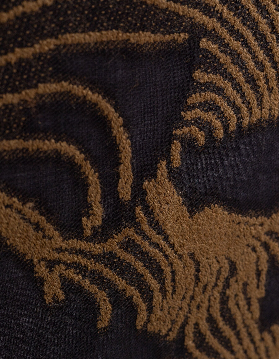 sciarpa jacquard nera con motivo a teschi color cammello da donna