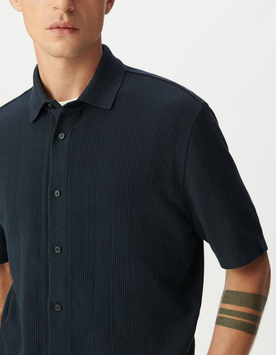 camicia da uomo a maniche corte in maglia blu navy con strisce testurizzate